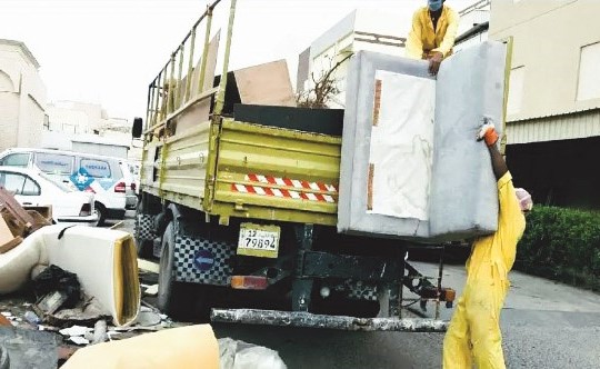 جانب من رفع الأثاث المهمل في الفروانية﻿