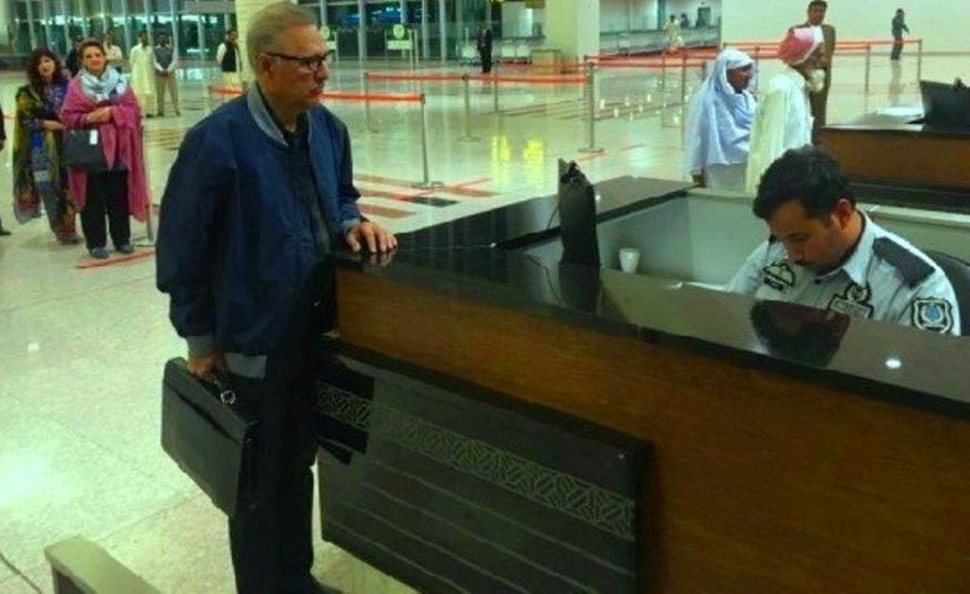 انظر إلى الرئيس الباكستاني يقف بالصف ليسافر من المطار