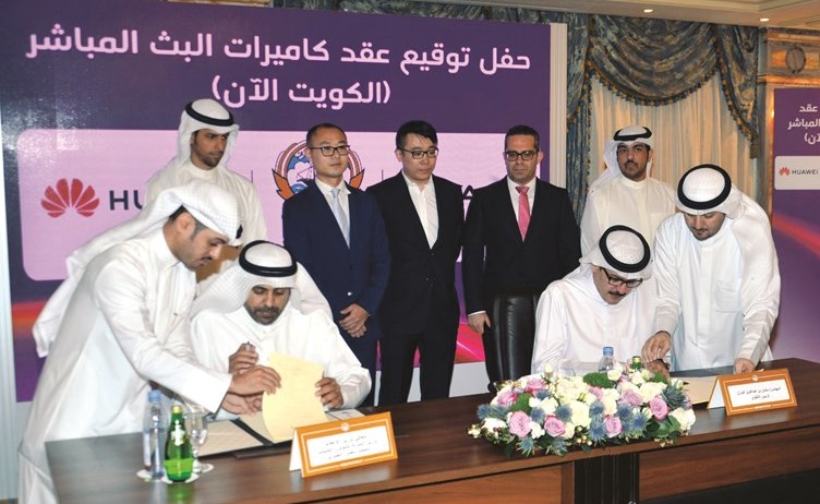 وزير الإعلام والشباب محمد الجبري والرئيس التنفيذي لشركة (فيفا) م. سلمان البدران أثناء التوقيع﻿