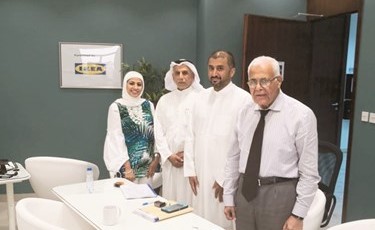 دلال الصانع مع د.وليد عبدالله ود.نايف المطيري ود.محمد حمودة بعد الانتهاء من تقديم الأطروحة ﻿