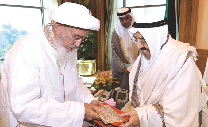 وسموه يتلقى هدية تذكارية من د.مفضل سيف الدين﻿