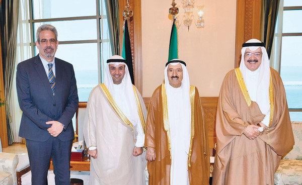 صاحب السمو الأمير الشيخ صباح الأحمد لدى استقباله د.نايف الحجرف ورئيس مجلس إدارة شركة الخطوط الجوية الكويتية يوسف الجاسم حيث قدما لسموه الرئيس التنفيذي لـ «الكويتية» كامل العوضي