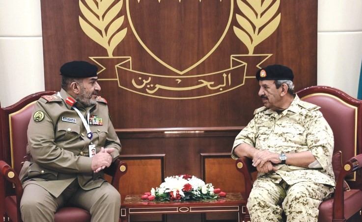 المشير الركن الشيخ خليفة بن أحمد مستقبلا اللواء الركن الشيخ خالد الصباح﻿