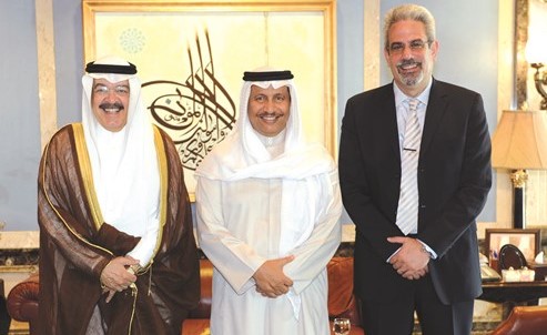 سمو الشيخ جابر المبارك مستقبلا يوسف الجاسم وكامل العوضي﻿