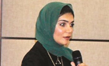 خديجة أحمدي خلال المحاضرة ﻿