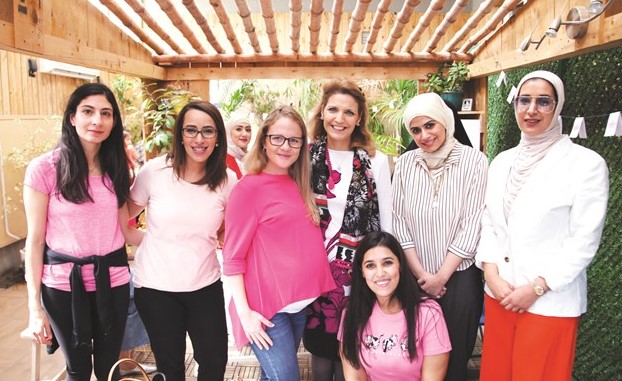د.حنان مستقبلة الحضور﻿