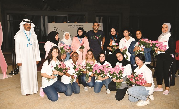 الشيخة سهيلة الصباح وراوية الكندري تتوسطان أعضاء القائمة الطبية بكلية الطب خلال الفعالية 	(قاسم باشا) ﻿