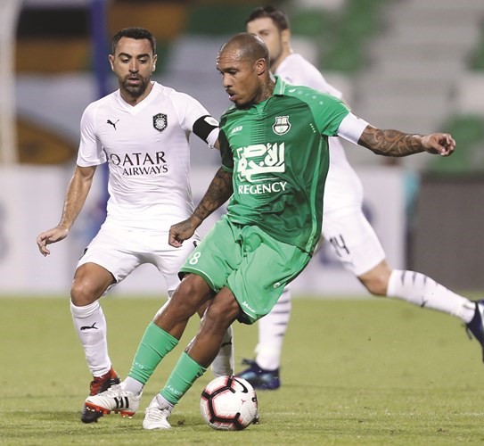 لاعب الأهلي نيجل دي يونغ يحاول المرور من تشافي﻿
