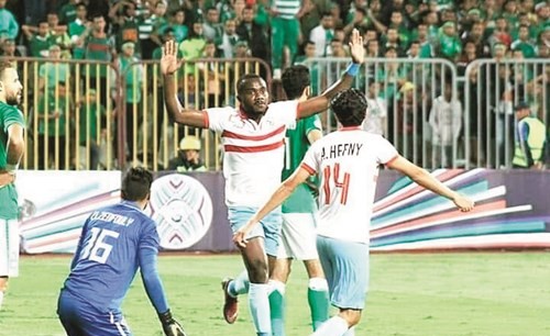 كاسونغو محتفلا بهدف الفوز وفي الاطار لقطة الهدف المثيرة للجدل﻿