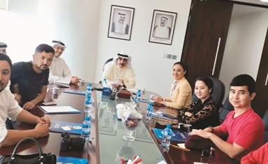 يوسف مصطفى خلال الاجتماع مع وفد كازاخستان ﻿