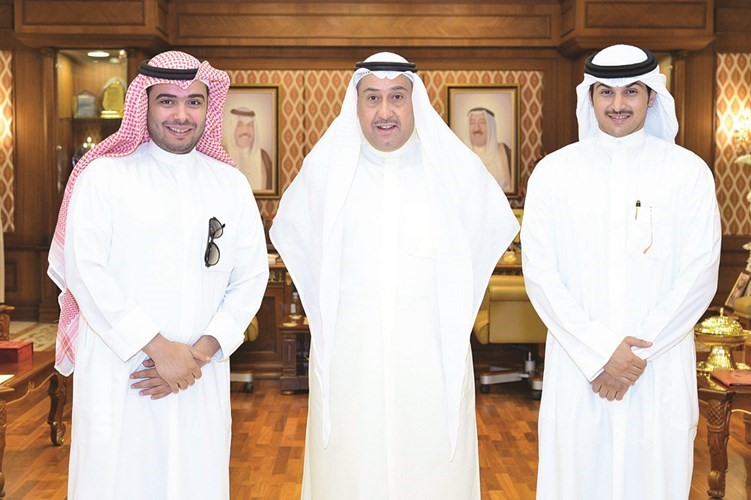 الحمود خلال استقباله المقدم زيد السهلي والمقدم فواز الشلاحي﻿