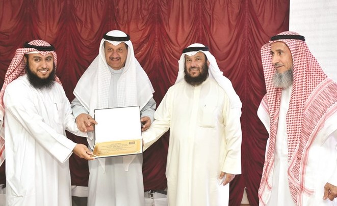 عيسى الكندري مكرما أحد الموظفين المتميزين﻿