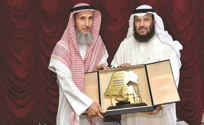 تكريم فرع بيان يتسلمه د. ناظم المسباح	(متين غوزال)﻿