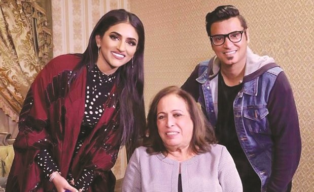 الفنانة القديرة حياة الفهد تتوسط المنتج خالد الراجح والممثلة امتنان﻿