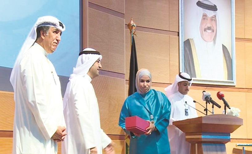 ضياء المنديل تتسلم الجائزة﻿
