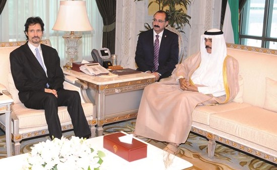 سمو ولي العهد خلال استقباله سفير إسبانيا لدى الكويت الفارو رودريغيث﻿