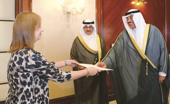 الشيخ صباح الخالد يتسلم نسخة من أوراق اعتماد السفيرة الأرجنتينية كلاوديا زامبييري ﻿
