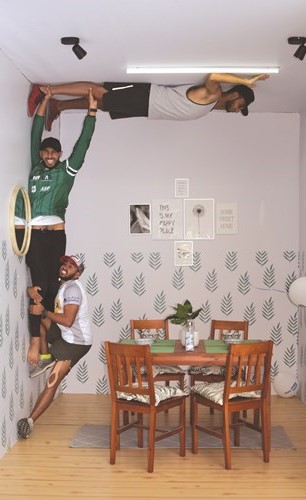 اللاعبون يلتقطون صورا في جناح يوسك﻿
