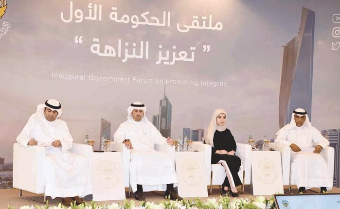 من اليمين المستشار عبدالرحمن النمش ود.جنان بوشهري وأنس الصالح وخالد الروضان أثناء الندوة﻿
