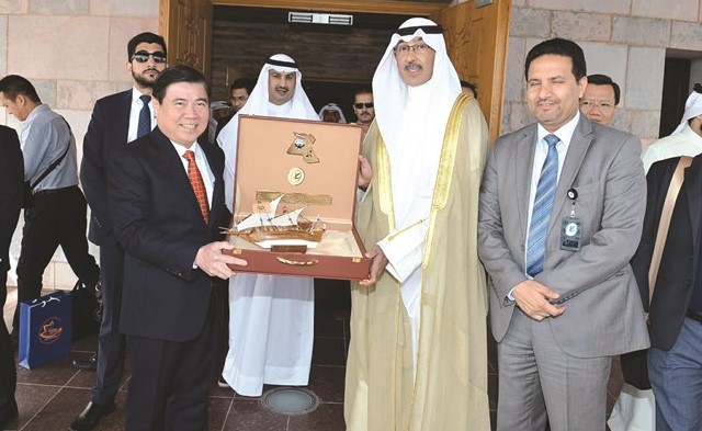الشيخ فواز الخالد مكرما حاكم هوشي منه نجوين ثان فونغ ﻿