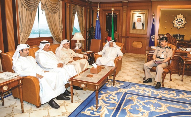 الشيخ خالد الجراح مستقبلا المستشار محمد الدعيج ووفد لجنة معالجة التكدس داخل السجون﻿