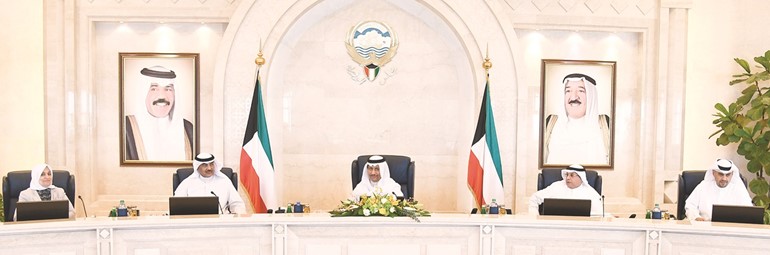 سمو الشيخ جابر المبارك مترئسا اجتماع مجلس الوزراء ويبدو الشيخ صباح الخالد والشيخ خالد الجراح وأنس الصالح وهند الصبيح ﻿
