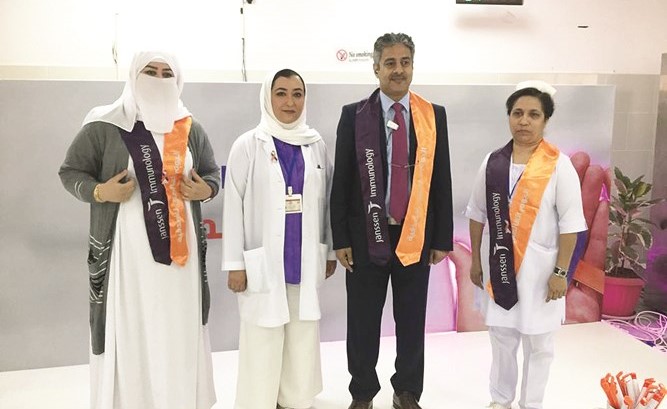 د.شجاع العنزي مع د.اطلال اللافي وعبير البذالي خلال الاحتفال باليوم العالمي لمرض الصدفية ﻿