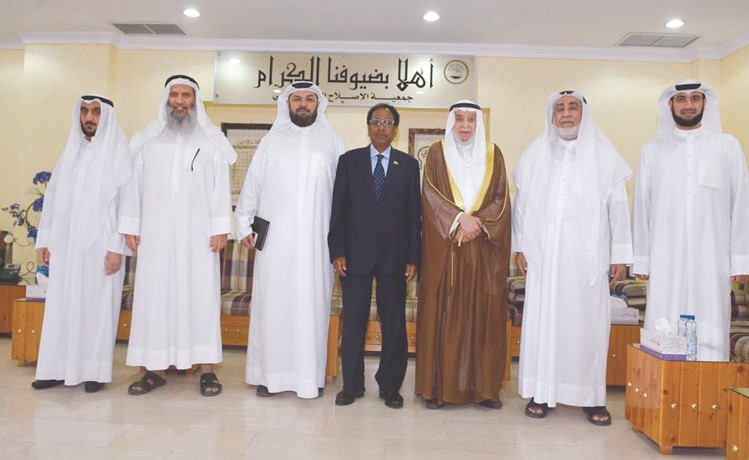 د.خالد المذكور ويوسف عبدالرحيم ومحمد العبدالرحيم ويوسف الأنصاري في استقبال السفير الجيبوتي محمد علي مؤمن﻿