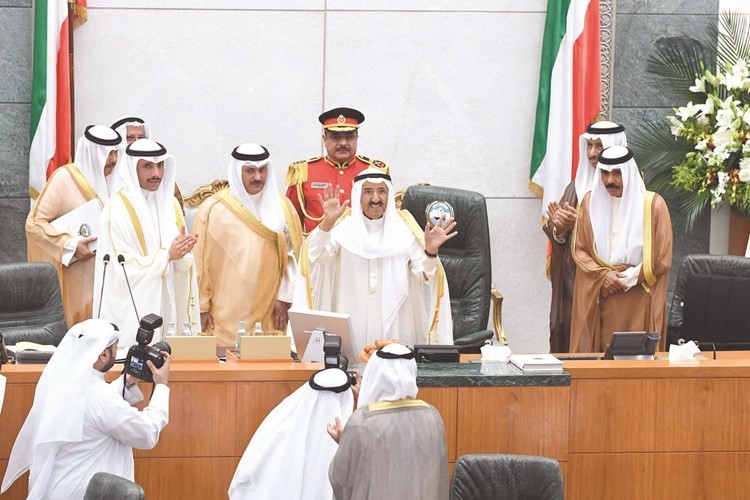 صاحب السمو الأمير الشيخ صباح الأحمد محييا الحضور لدى افتتاح دور الانعقاد الثالث للفصل التشريعي ١٥ لمجلس الأمة ويبدو سمو ولي العهد الشيخ نواف الأحمد ورئيس مجلس الأمة مرزوق الغانم وسمو رئيس الوزراء الشيخ جابر المبارك والشيخ علي الجراح والسفير أحمد فهد الفهد والشيخ خالد العبدالله	(هاني الشمري)﻿