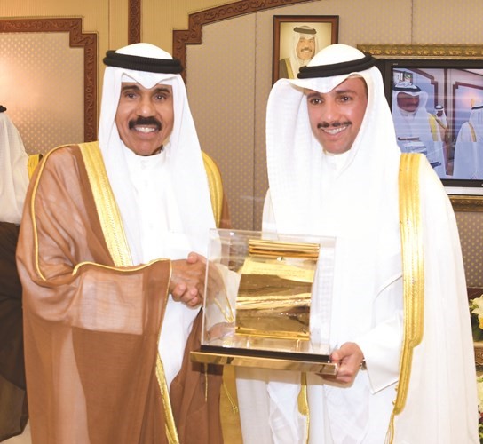 سمو ولي العهد يتسلم هدية تذكارية من رئيس المجلس﻿
