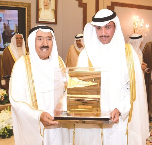 صاحب السمو يتلقى هدية من رئيس مجلس الأمة﻿