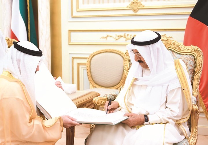 صاحب السمو الأمير الشيخ صباح الأحمد يوقع مرسوم دعوة مجلس الأمة﻿