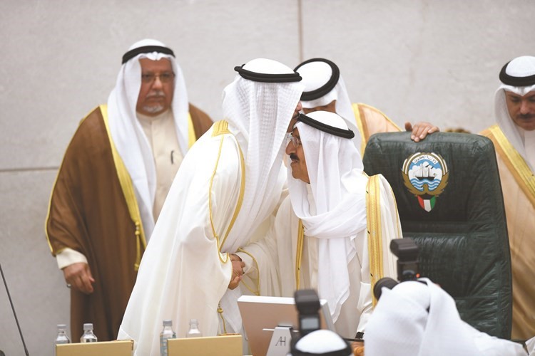 الرئيس الغانم مقبلا رأس صاحب السمو الأمير﻿