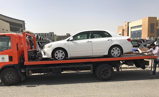 "الداخلية": حجز المركبة التي ظهرت على مواقع التواصل تسير بحمولة تخرج من بابها الخلفي