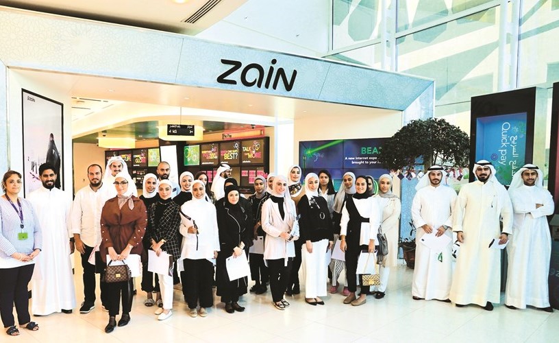 طلبة وطالبات لوياك في مقر زين الرئيسي ﻿