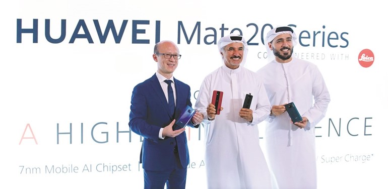 جين جياو وسعيد حارب وعاصم كاظم خلال عرضسلسلة هواتف Huawei Mate20 الجديدة كليا﻿