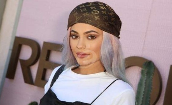 بالفيديو.. شاهد ما أهدت كايلي جينر والدتها في عيد ميلادها