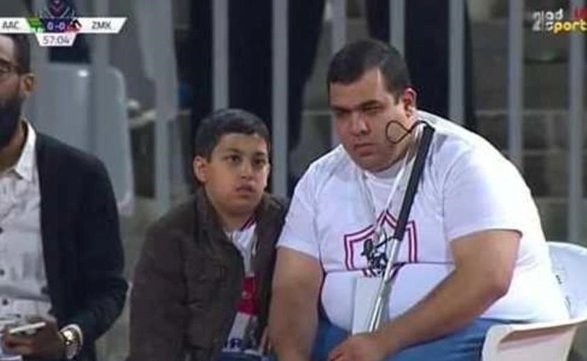 مشجع كفيف يثير تعاطف المصريين.. ويروي قصته