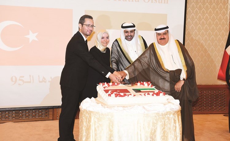 محمد الجبري والفريق م.ثابت المهنا والسفيرة التركية يقطعون كيكة الاحتفال﻿