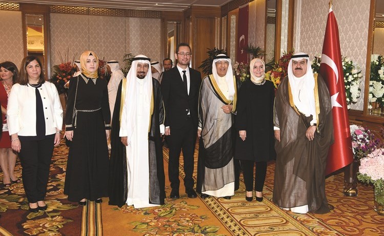 الشيخ علي الجابر والسفير عبدالعزيز الشارخ يهنئان	(أحمد علي)﻿