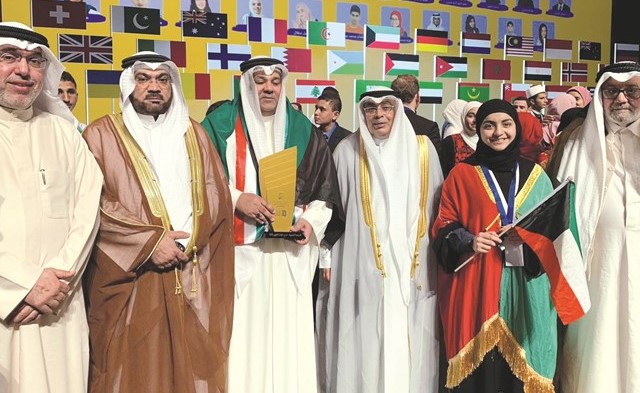 محمد الصايغ مع يوسف النجار وفيصل المقصيد مع جائزة المدرسة المتميزة﻿