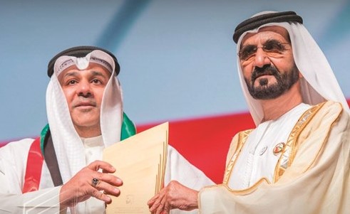 الشيخ محمد بن راشد يسلم محمد الصايغ جائزة المدرسة المتميزة على مستوى الوطن العربي في تحدي القراءة﻿