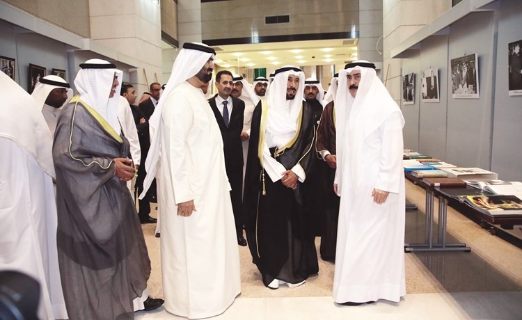 الشيخ علي الجابر يستمع إلى شرح من كامل العبدالجليل عن مقتنيات المعرض بحضور السفير ارحمه حسين الزعابي﻿