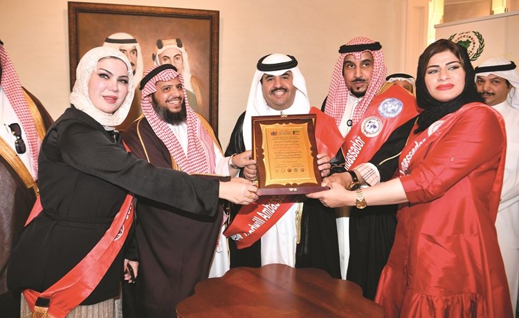 د.عيسى الشمري ومحمد العثمان ود.مها الحشاش ومنى قاسم يكرمون الشيخ دعيج الخليفة﻿