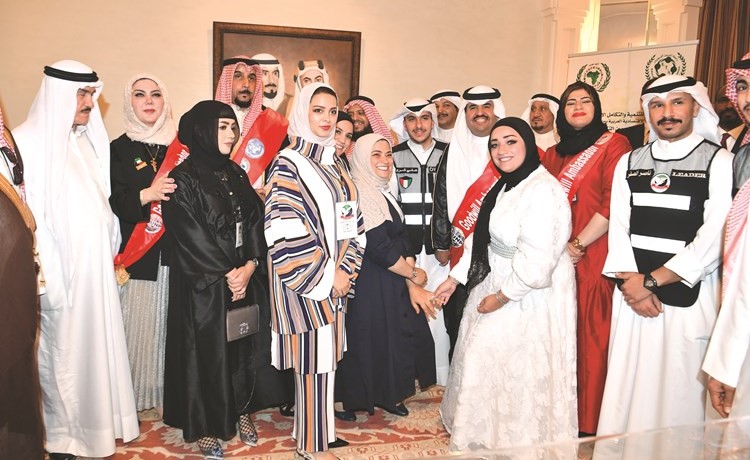 الشيخ دعيج الخليفة وعدد من الحضور في حفل التكريم﻿