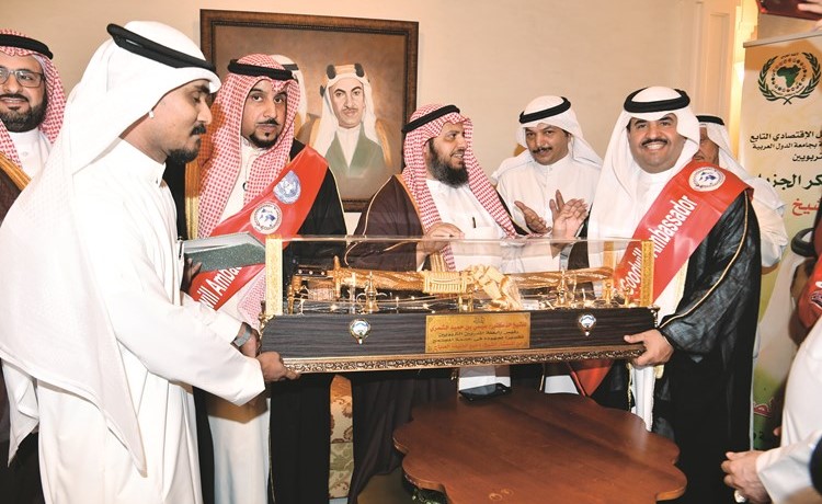 هدية تقديرية من الشيخ دعيج الخليفة إلى د.عيسى الشمري 	(قاسم باشا)﻿
