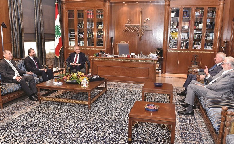 رئيس مجلس النواب نبيه بري مستقبلا بعض النواب السنة المستقلين في عين التينة	(محمود الطويل)﻿