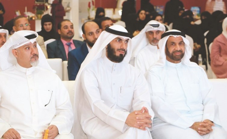 وليد العومي متقدما الحضور في الملتقى ﻿