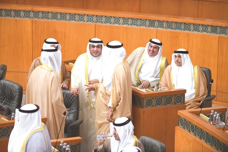 محمد المطير ومحمد الهدية ود. عبدالكريم الكندري خلال الجلسة﻿