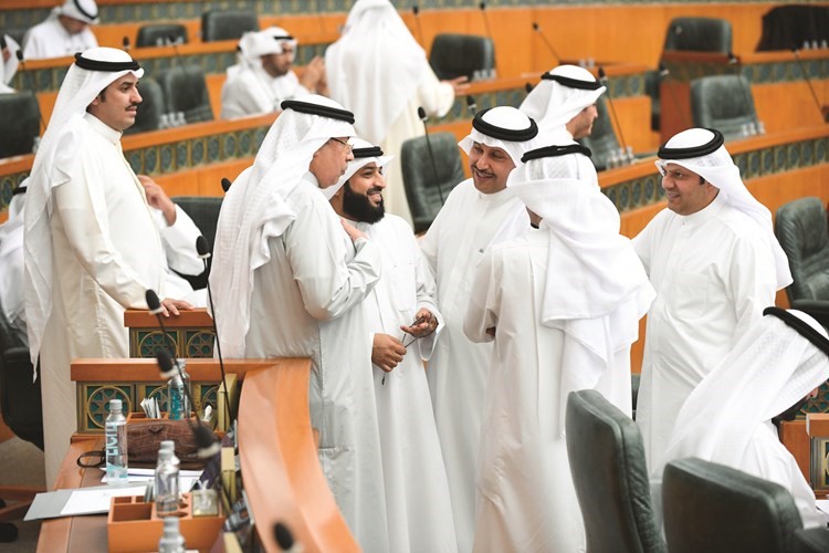 الشيخ خالد الجراح محاطا بالنواب ناصر الدوسري وعبدالله فهاد وطلال الجلال وماجد المطيري وفيصل الكندري﻿